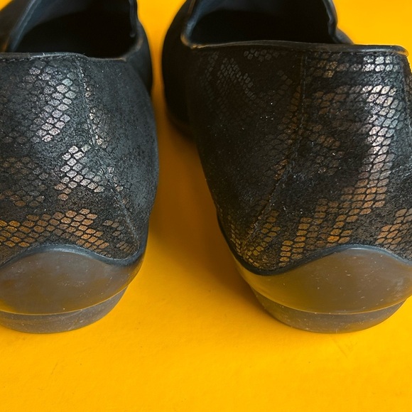 Dansko Vintage Olivia Black and Metalic Gold/Bronze Patterned Loafers 1” Heel - Picture 10 of 12